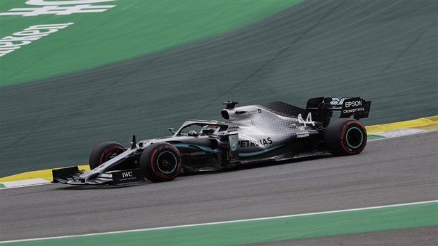 Lewis Hamilton z Mercedesu bhem kvalifikace na Velkou cenu Brazlie formule 1.