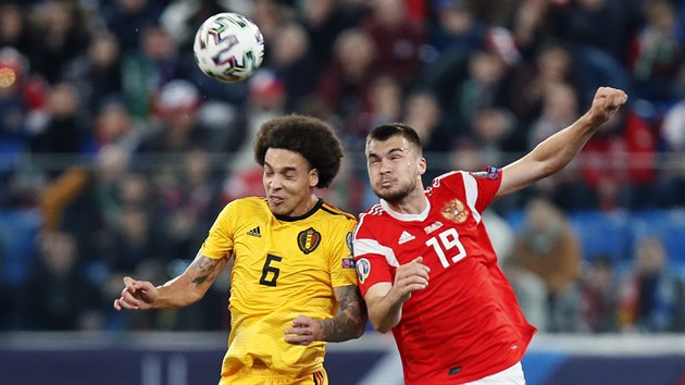 Belgian Axel Witsel (vlevo) v hlavikovm souboji s ruskm tonkem Nikolajem Komlienkem.