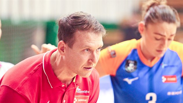 Olomoucký trenér Petr Zapletal uděluje pokyny svým svěřenkyním během zápasu proti Prostějovu.