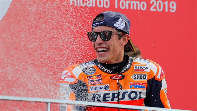 Marc Mrquez se raduje z vtzstv v zvod MotoGP ve Valencii.