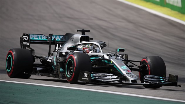 Lewis Hamilton z Mercedesu bhem Velk ceny Brazlie formule 1.