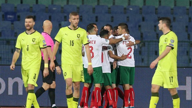 Hráči Bulharska se radují ze vstřeleného gólu, před nimi smutní čeští hráči Ondřej Čelůstka, Tomáš Souček a Ondřej Kúdela (zleva).
