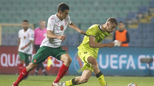 Tom Souek odehrv balon, zezadu na nj dotr Georgi Kostadinov z Bulharska.