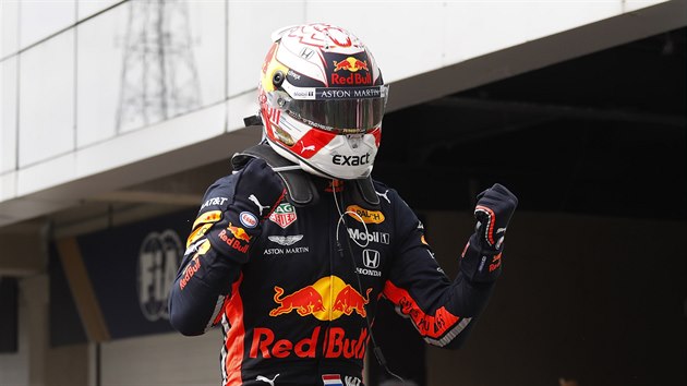 Max Verstappen z Red Bullu se raduje z triumfu ve Velk cen Brazlie formule 1.