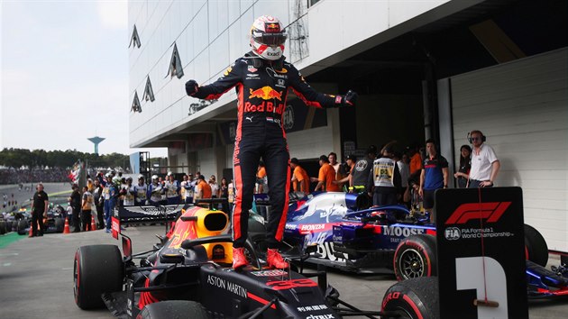 Max Verstappen z Red Bullu se raduje z triumfu ve Velk cen Brazlie formule 1.