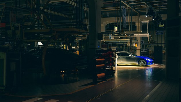 Noc v továrně Maserati v Modeně