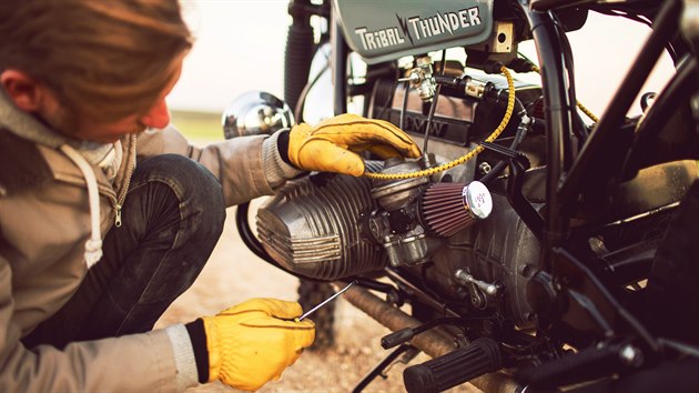 Máme rádi motocykly, na kterých jasně převládá mechanika před elektronikou, motocykly, které jsou staré 30 let a jsou nesmrtelné,“ říká Matěj Sysel. Toto je Tribal Thunder - BMW R45.