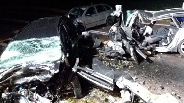 tyi lid zemeli a dal ti utrpli zrann pi nehod  nedaleko Pavlic na Znojemsku. Na hlavn silnici ze Znojma do Moravskch Budjovic se srazila ti osobn auta. (11. listopadu 2019)