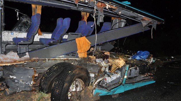 Autobus se u slovensk Nitry stetl s nkladnm autem pevejcm kamen,...