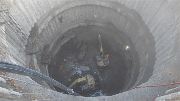 Bagr se širším ramenem je takzvaný tunel bagr, tedy speciální bagr, který má větší vyztužení a samozhášecí zařízení.
