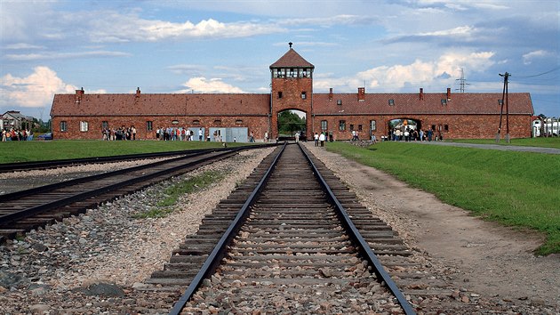 Koleje vedouc k osvtimsk brn. Komplex t vyhlazovacch lgr je dodnes jednm z nejmrazivjch pamtnk holokaustu. V Osvtimi zemelo nejmn 1,3 milionu lid.