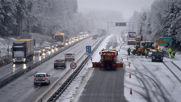 Zasněžená dálnice D1 poblíž Větrného Jeníkova na Vysočině. (13. listopadu 2019)