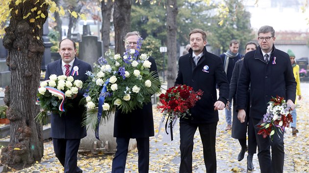 Pedsedov opozinch stran (zleva) Marek Vborn (KDU-SL), Petr Fiala (ODS), Vt Rakuan (STAN) a Ji Pospil (T|OP 09) uctili pamtku Vclava Havla u rodinn hrobky na Vinohradskm hbitov. (17. listopadu 2019)