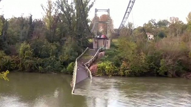 Nejmn jednoho mrtvho a nkolik zrannch si v pondl rno vydalo zcen mostu nedaleko jihofrancouzskho msta Toulouse.