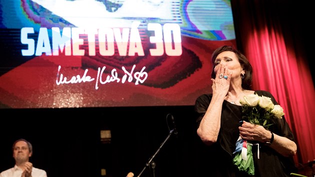 Marta Kubiov vnovala svj koncert ve vyprodan Lucern Vclavu Havlovi. (16. listopadu 2019)