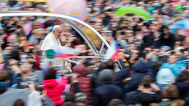 Pape Frantiek udl ve Vatiknu generln audienci. astn se j i et poutnci, kte do Vatiknu pijeli na nrodn pou. Od pondl si pipomnali 30. vro svatoeen Aneky esk. (13. listopadu 2019)