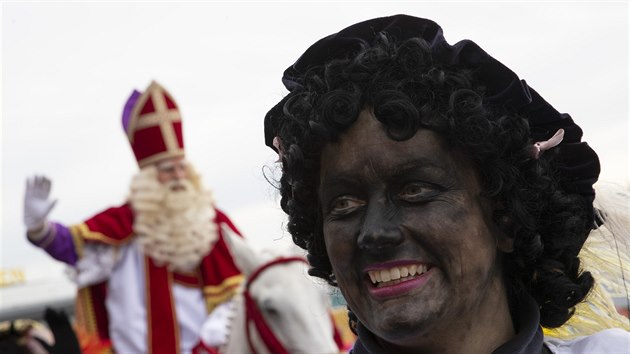 Nizozemsko v sobotu slavilo tradin oslavy pchodu sv. Mikule. Doprovzely je protesty odprc ernho Petra, jeho pomocnka, kter mv podobu blho mue namalovanho na erno. Postavu aktivist obviuj z rasismu. (16. listopadu 2019)