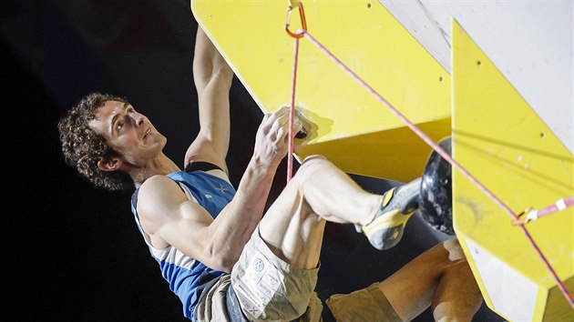 Adam Ondra pi lezen na obtnost na mistrovstv svta v Japonsku