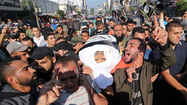 Palestinci nesou tlo velitele Islmskho dihdu Bah ab Atty, kterho zabila izraelsk armda. (12. listopadu 2019)