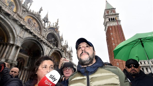 Ldr italsk strany Liga Matteo Salvini se pijel podvat na zaplaven Bentky. (15. listopadu 2019)