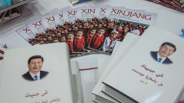 Letky o Sin-iangu a knihy z pera nskho prezidenta Si in-pchinga le na stole na pekingsk tiskov konferenci o Ujgurech a jejich regionu. (30. ervence 2019)