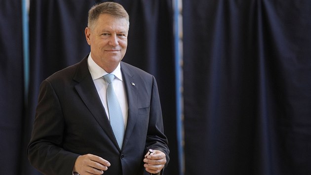 Souasn rumunsk prezident Klaus Iohannis pot, co odvolil (10. listopadu 2019)