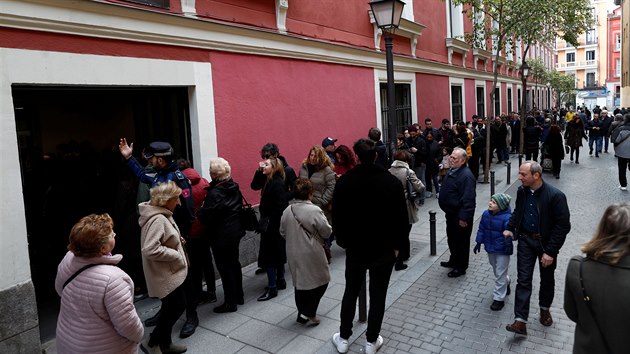 Lid ekaj ve front ped volebn mstnost ve panlskm Madridu. (10. listopadu 2019)