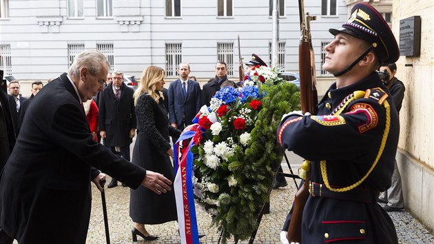 Prezident R Milo Zeman poloil 16. listopadu 2019 vnec k pamtn desce na budov Univerzity Komenskho v Bratislav.