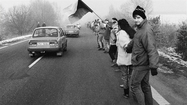 Atmosfra sametov revoluce vthla do dn tiscovky lid. Krom generln stvky se zapojily tak do akce s nzvem etz lidskch rukou. Clem bylo propojit Hradec Krlov s Pardubicemi. To se sice nakonec nepovedlo, ale happeningu se zastnilo zhruba 8 tisc lid.