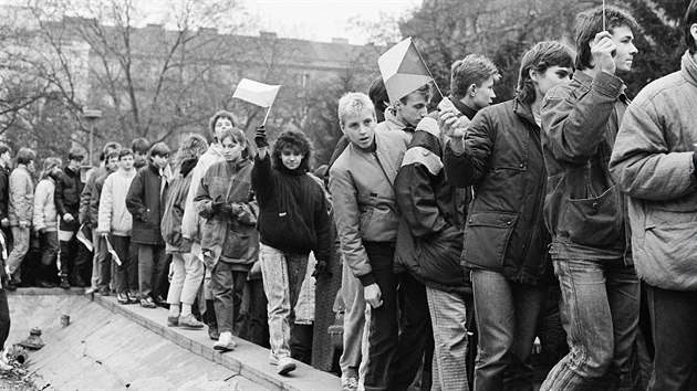 Studenti pardubickho gymnzia pili 21. listopadu 1989 podpoit studenty VCHT Pardubice ve stvce. 