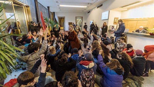 Studenti Filozofick fakulty UK, kte vyhlsili v ter rno okupan stvku za klima protestuj i na rektortu UK. Na situaci dohl policie. (12. listopadu 2019)