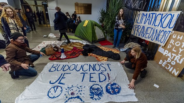 Studenti Filozofické fakulty UK, kteří vyhlásili v úterý ráno okupační stávku za klima protestují i na rektorátu UK. Na situaci dohlíží policie. (12. listopadu 2019)