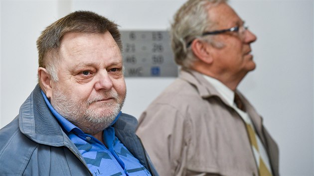 Obžalovaní Zbyněk Dudek (vlevo) a Rudolf Peltan na chodbě Obvodního soudu pro... | na serveru Lidovky.cz | aktuální zprávy