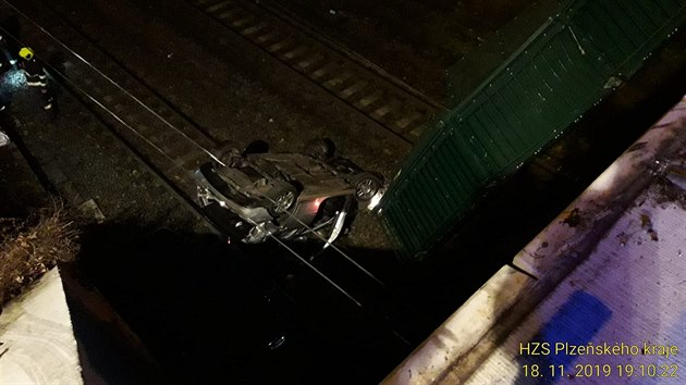 V Plzni sjelo auto z mostu do kolejit. (18. listopadu 2019)