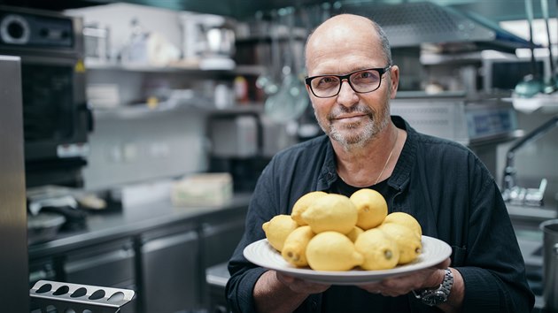 Zdenk Pohlreich v kuchyni sv restaurace Divinis oceovan opakovan...