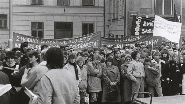 Shromáždění občanů na náměstí Míru (dnes Masarykovo náměstí) ve Znojmě při generální stávce 27. listopadu 1989.