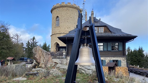 Turisty oblben vrchol Blanskho lesa Kle bude mt na rozhledn novou zajmavost - Zvon svobody.