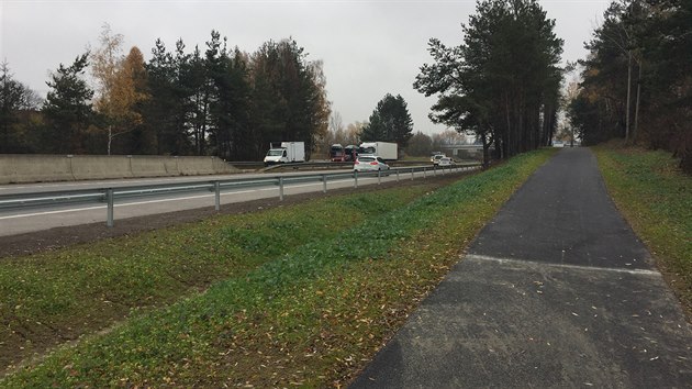 Nov� cyklostezka vede z centra Jihlavy k pr�myslov� z�n� v P�vov� na severn�m okraji m�sta. Proch�z� ru�n�m koridorem mezi d�lni�n�m p�ivad��em a �elezni�n� trat�.