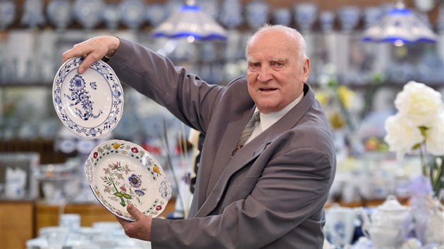 V ele dubsk porcelnky Vladimr Feix stoj od roku 1970 a v roce 1991se stal i jejm majitelem.