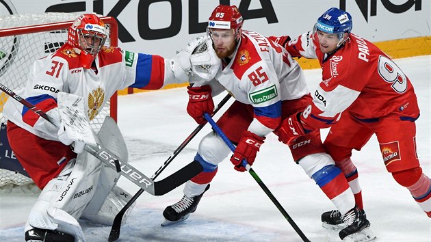 Český hokejista Radovan Pavlík se tlačí před ruskou branku, brankář Alexandr Samonov si dělá místo.