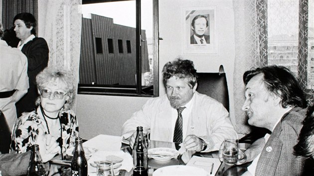 První měsíce po listopadu 1989. Daniela Brodská na snímku s jedním ze signatářů Charty 77 Petrem Pithartem.