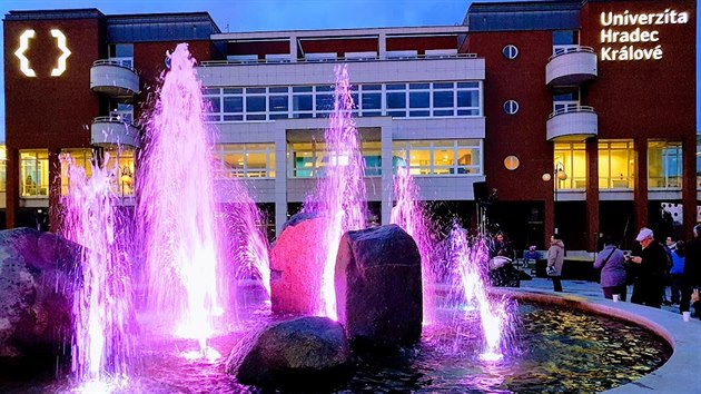 Univerzita Hradec Králové přejmenovala prostor v kampusu s fontánou a lavičkami na náměstí Václava Havla (16.11.2019).