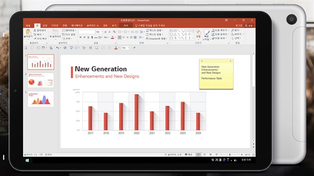 Fotografie zachycuje Microsoft PowerPoint na Windows 10. Tablet přitom běží na Androidu 9.0.