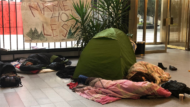 Spící aktivisté ve vestibulu Karolina – rektorátu UK. (15.11. 2019)