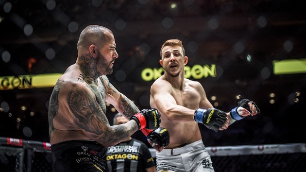 MMA zpasnk a herec Jakub tfek knokautoval Petera Benka na turnaji Oktagon 15.