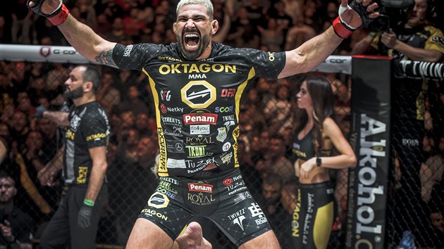 Obrovská radost \MMA zápasníka Attily Végha, který zvítězil na turnaji Oktagon 15.
