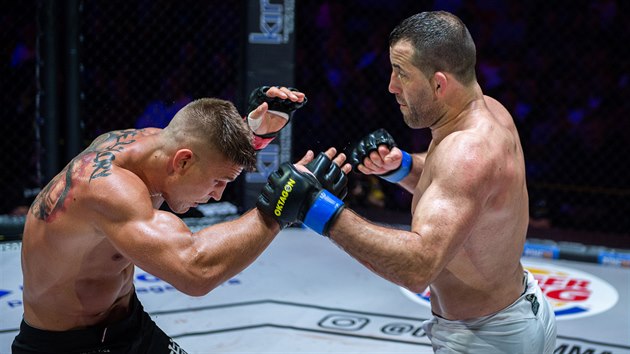 MMA zpasnk Joachim Christensen (Vpravo) bojuje s Miloe Petrkem na turnaji Oktagon 15.