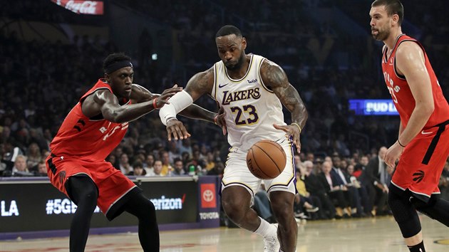 LeBron James (uprosted) z Los Angeles Lakers pronik mezi Pascalem Siakamem (vlevo) a Marcem Gasolem z Toronta.