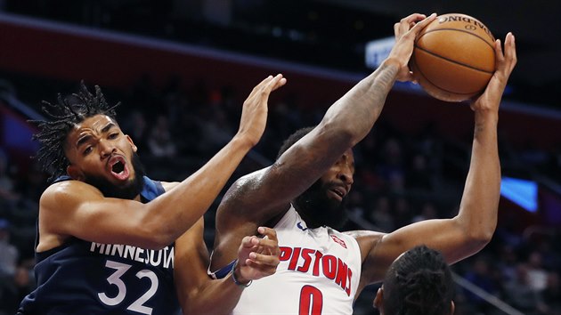 Andre Drummond (vpravo) z Detroitu brnn  Karlem-Anthonym Townsem z Minnesoty.