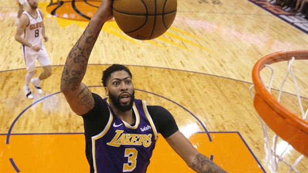 Anthony Davis z Los Angeles Lakers dv jeden ze svch ko v duelu s Phoenixem.